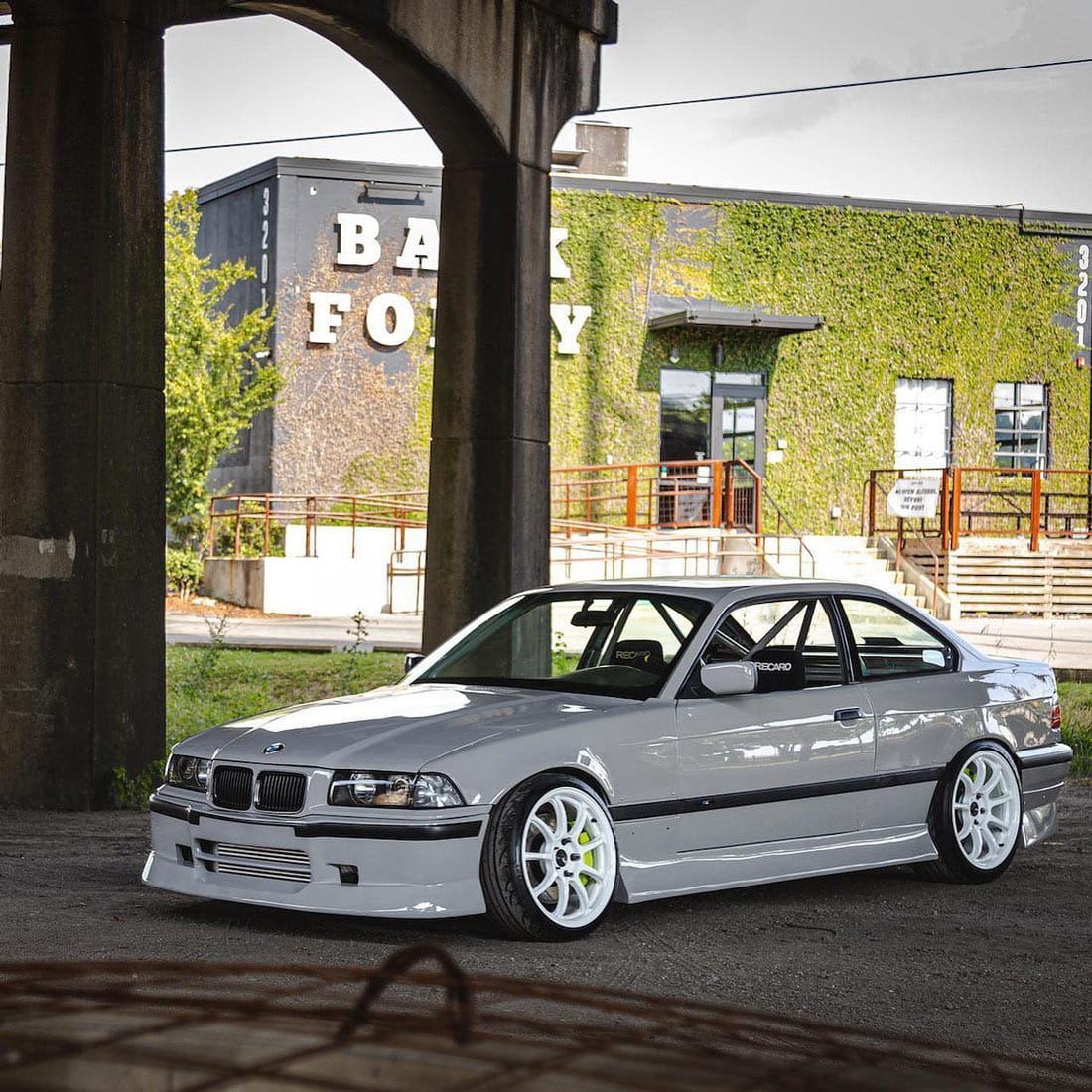 https://cliqtuning.com/wp-content/uploads/2017/06/bmw-e36-coupe-overfenders-and-aero-kit-for-drift-and-stane-cliqtuning3.jpg